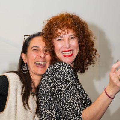 Deux amies rigolent et sont heureuses de partager un moment super joyeux