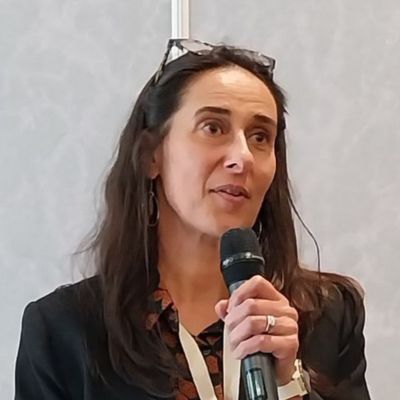 une femme partage au micro son témoignage sur les bienfait de la cure de santé cellulaire