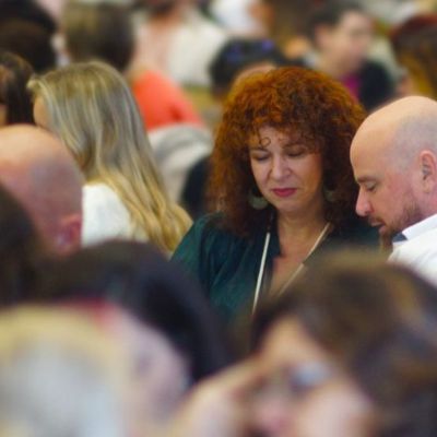 deux personnes échangent sur l'efficacité d'un concept qui génère des revenus complémentaires
