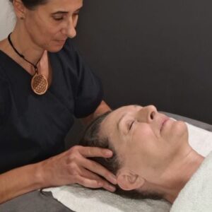 micro mouvement sur les zones du crâne en soin énergétique relaxant destressant