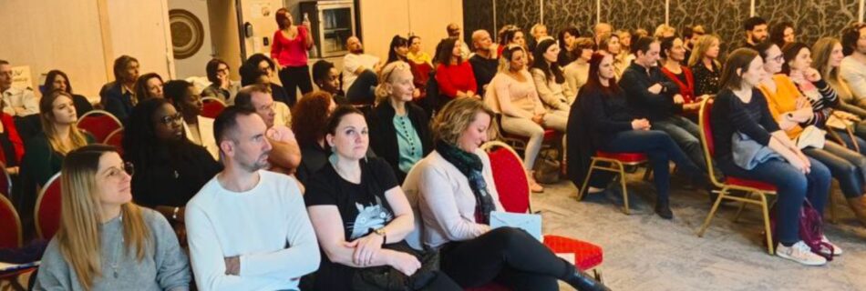 A Sophia Antipolis, un groupe de personnes assistent à la présentation d'un concept innovant pour promouvoir la santé cellulaire