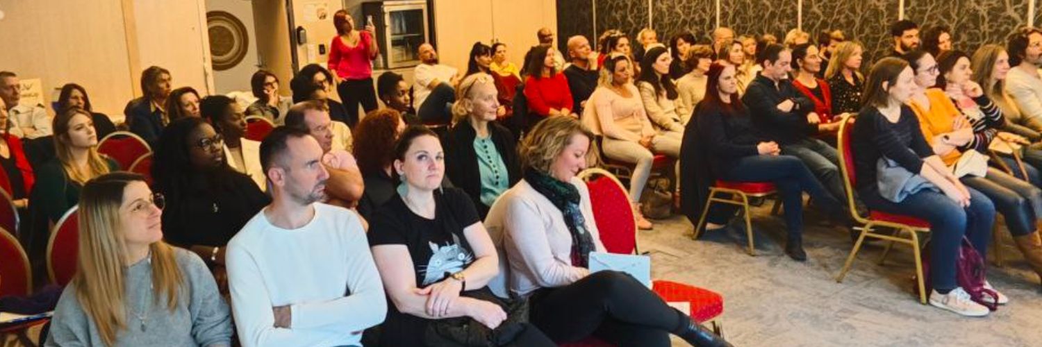A Sophia Antipolis, un groupe de personnes assistent à la présentation d'un concept innovant pour promouvoir la santé cellulaire