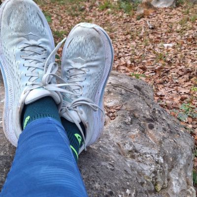 repos des jambes sur un rocher en plein cœur de la nature à Biot