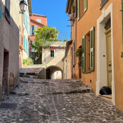 ruelle du village de Biot
