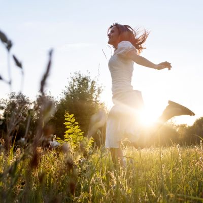 une femme en pleine santé danse dans une prairie