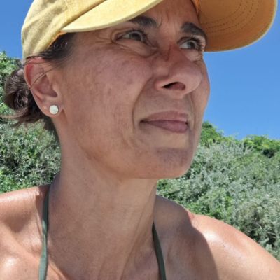 Une femme regarde l'horizon