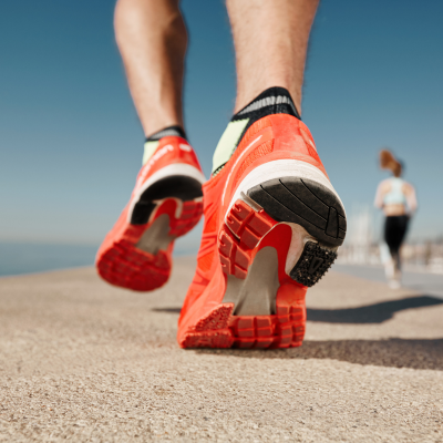 Basket de running sur une piste de course