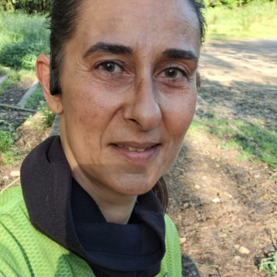 femme qui vient de courir et contente d'avoir fourni cet effort