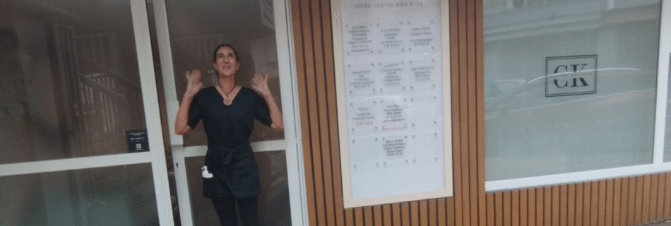 une praticienne heureuse devant le centre kallista à Antibes