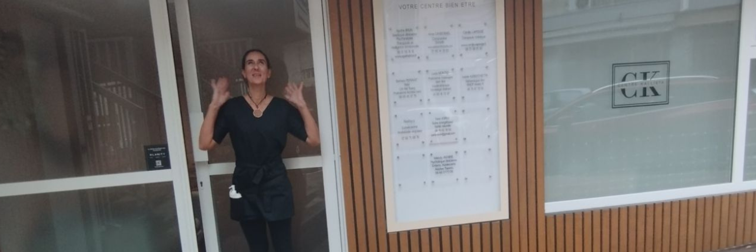 une praticienne heureuse devant le centre kallista à Antibes