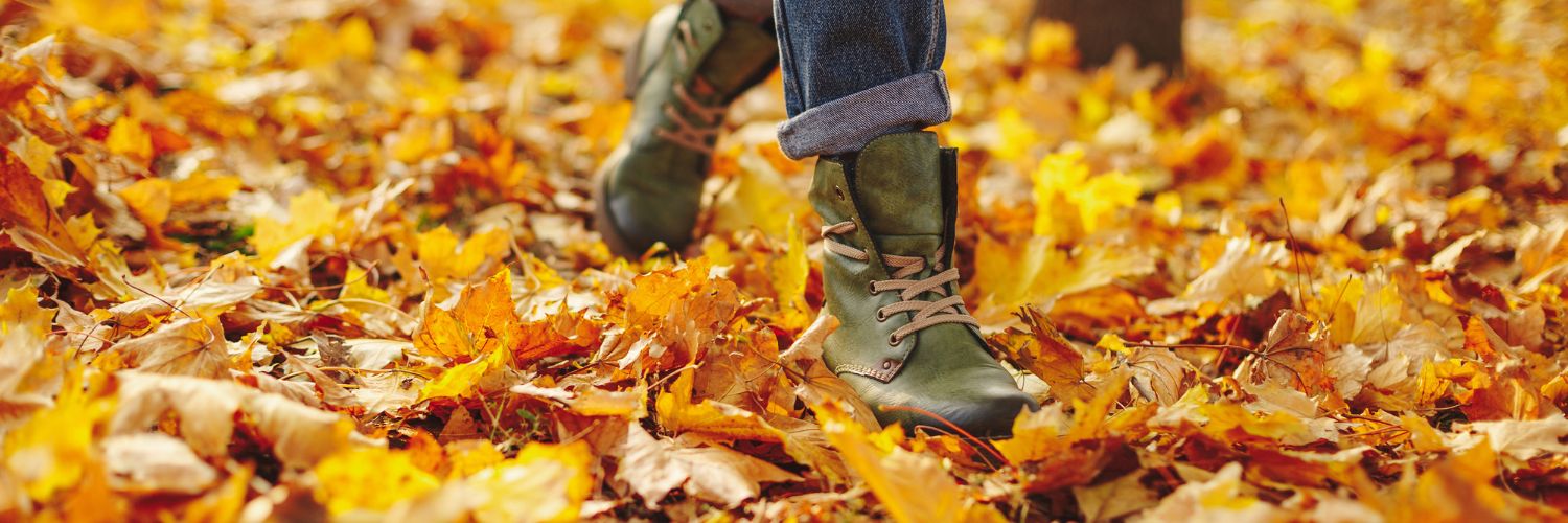 Pieds qui baladent dans les feuilles mortes invitant à la détente en plein air
